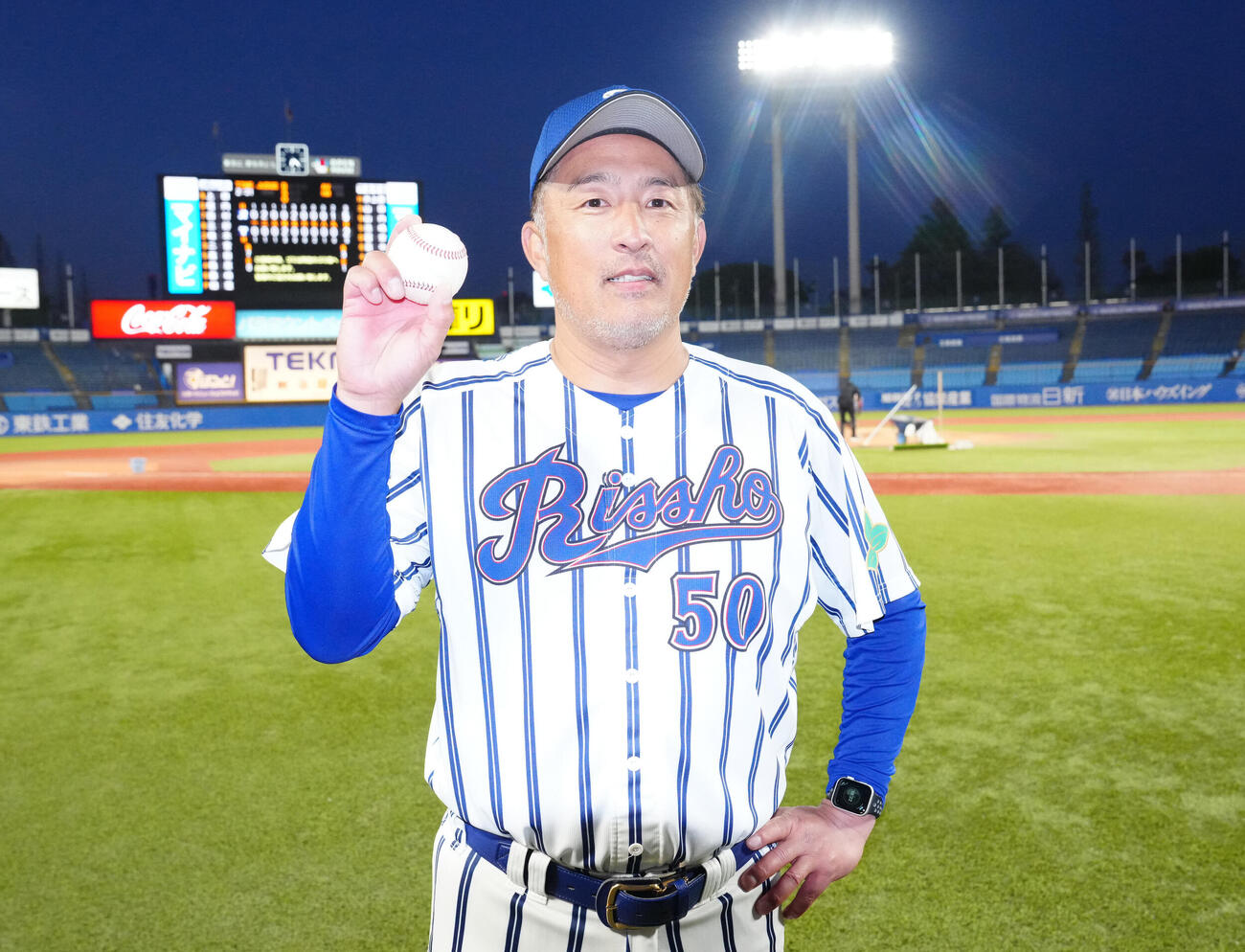 ウイニングボールを手に写真に納まる立正大・金剛監督（撮影・江口和貴）