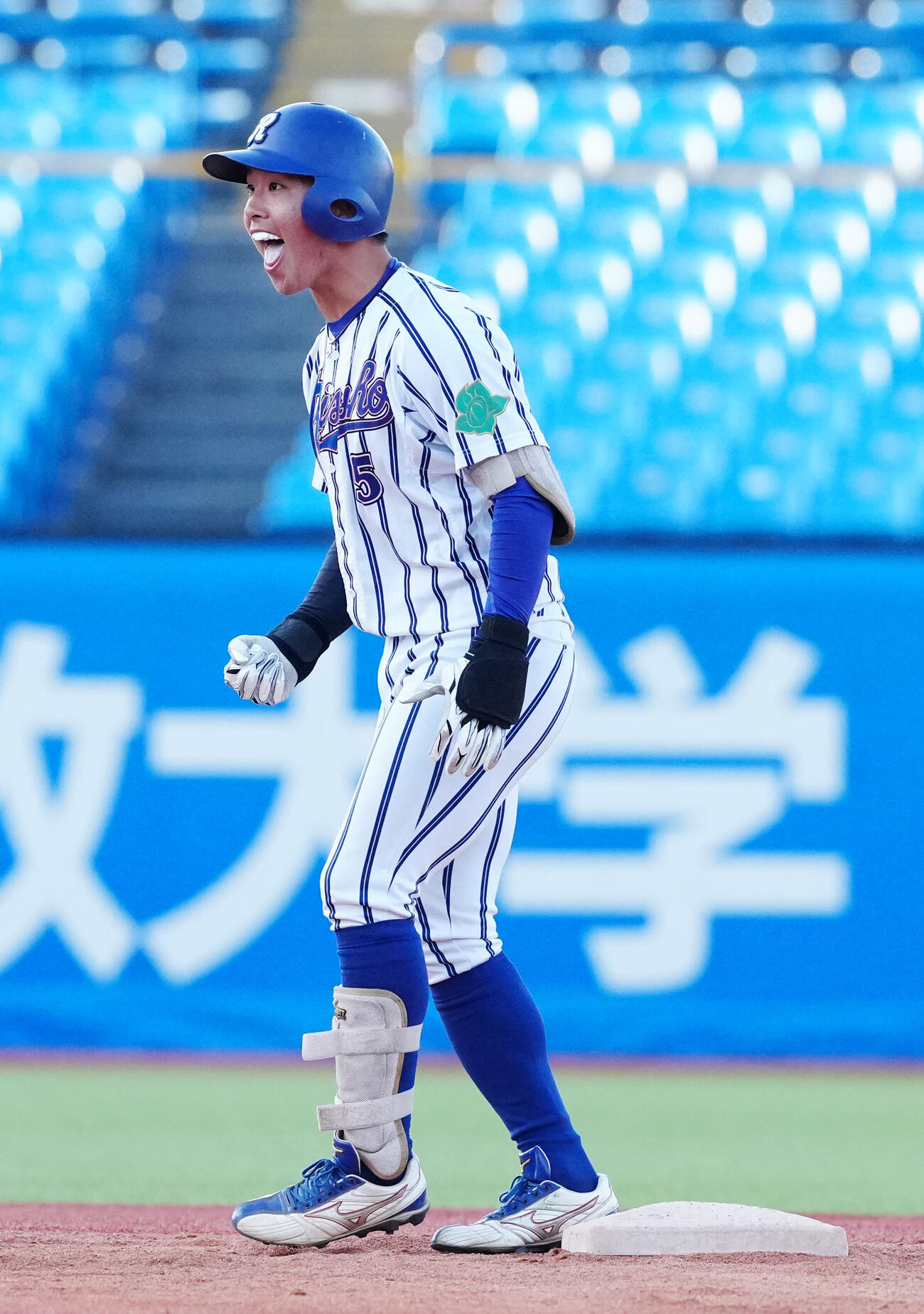 立正大対東洋大　5回表立正大2死一、二塁、2点適時二塁打を放った三好（撮影・江口和貴）