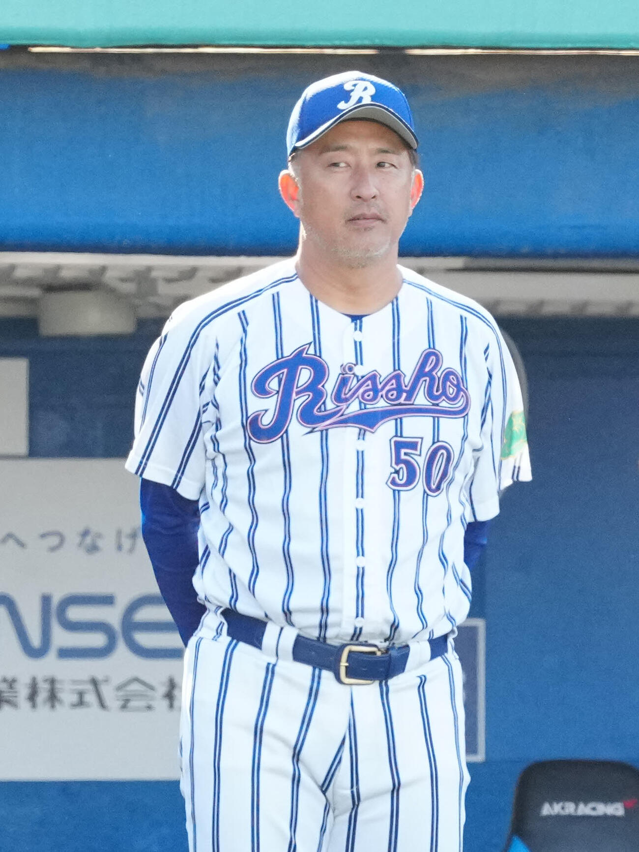 立正大対東洋大　試合前、整列する立正大・金剛監督（撮影・江口和貴）