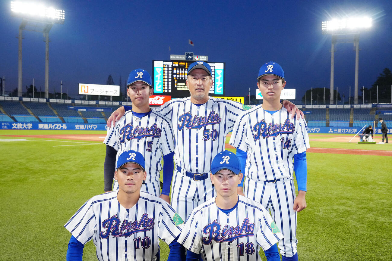 立正大対東洋大　試合後、選手たちと写真に納まる立正大・金剛監督（中央）。前列左は高田、同右は田中昇、後列左は三好、同右は大村（撮影・江口和貴）