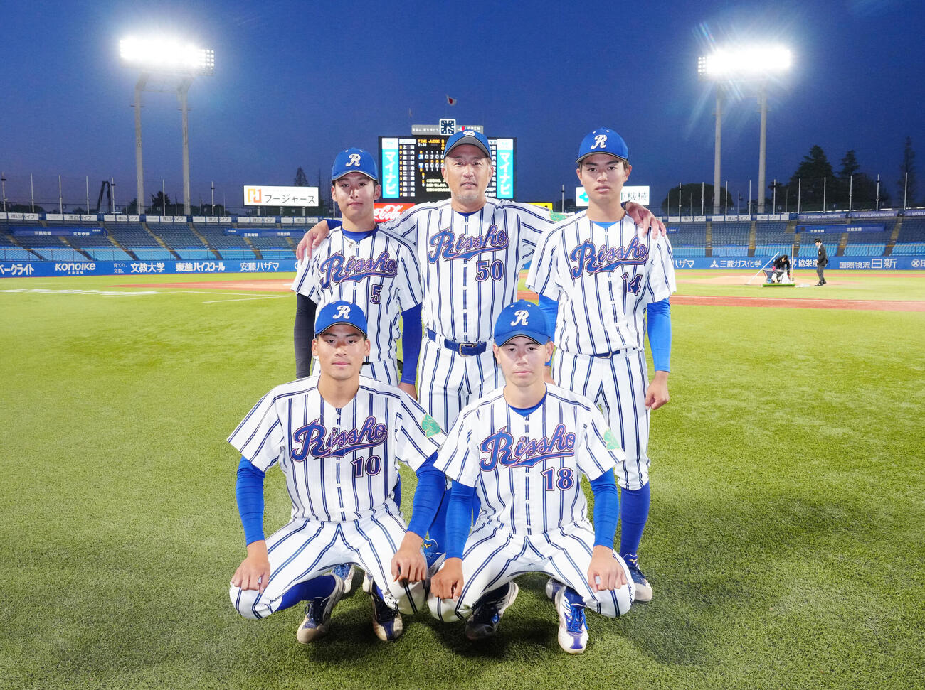 立正大対東洋大　試合後、選手たちと写真に納まる立正大・金剛監督（中央）（撮影・江口和貴）