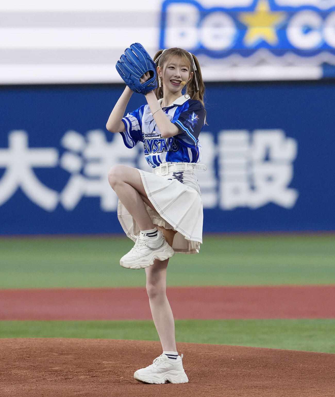 DeNA対中日　始球式を務めるAKB48千葉恵里（撮影・小島史椰）