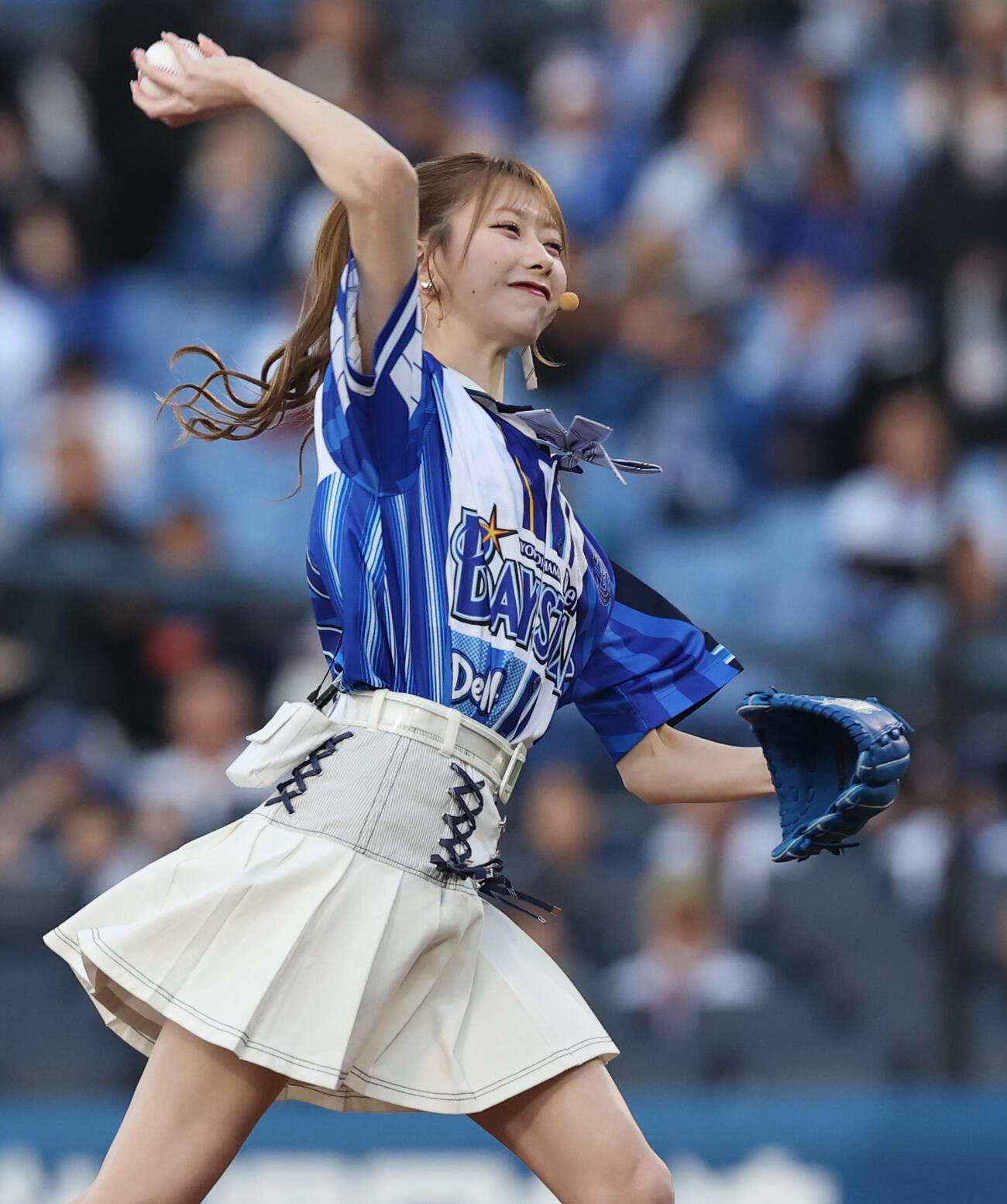 DeNA対中日　セレモニアルピッチを行うAKB48の千葉恵里（撮影・野上伸悟）