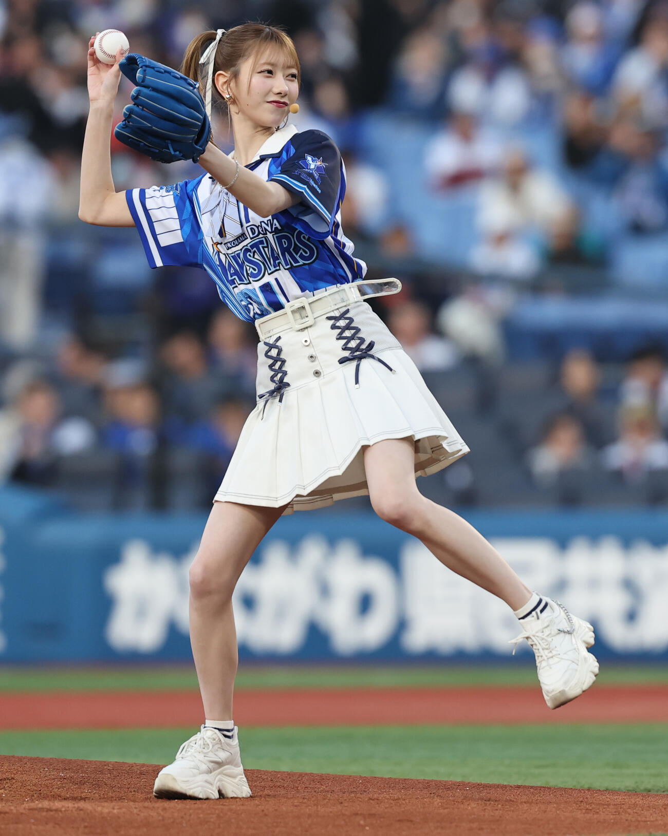 DeNA対中日　セレモニアルピッチを行うAKB48の千葉恵里（撮影・野上伸悟）
