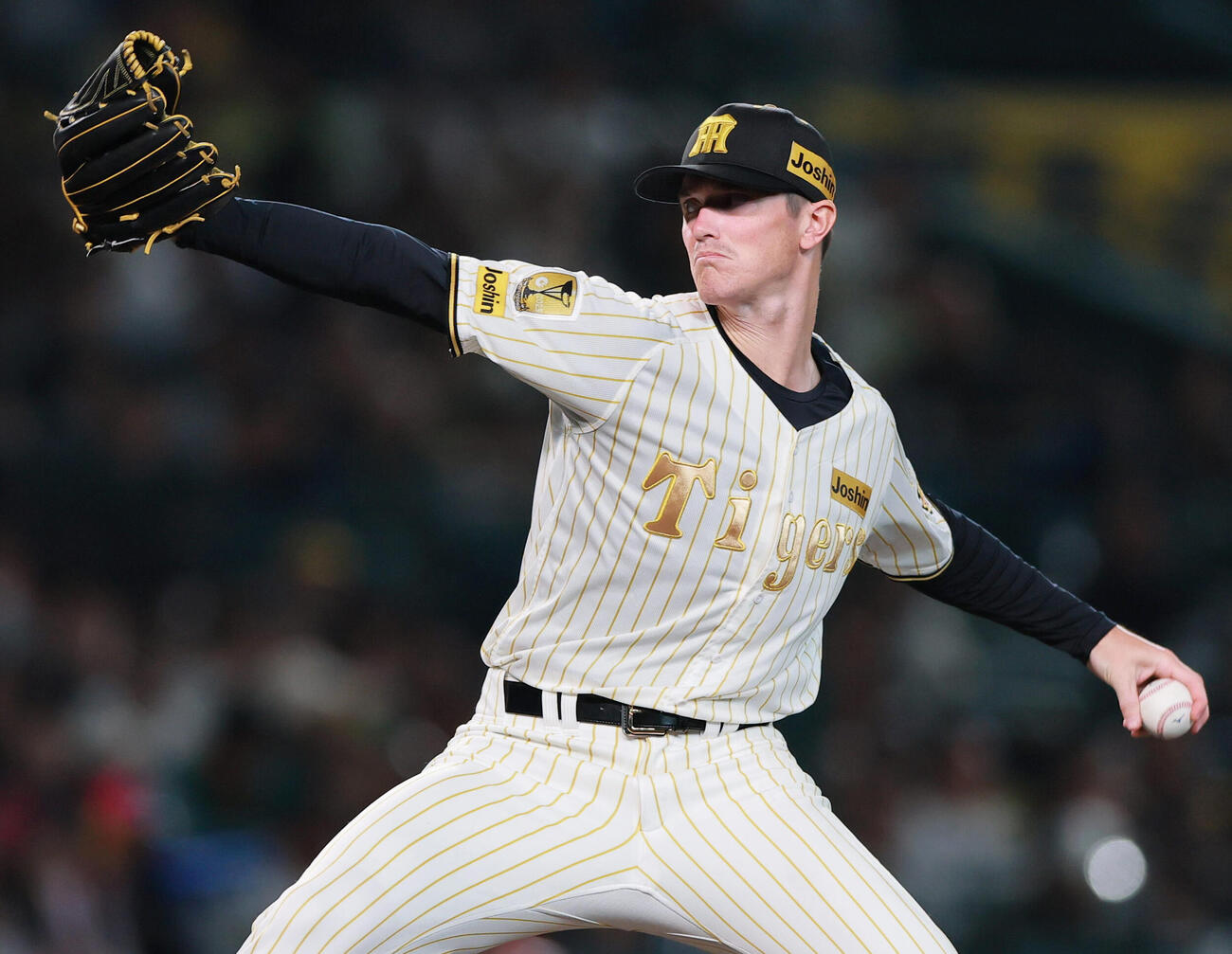 阪神対ヤクルト　4回表、力投するルーカス（撮影・上山淳一）