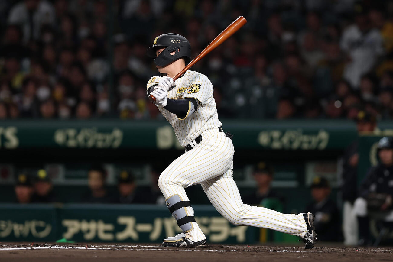 阪神対ヤクルト　4回裏阪神無死、左前打を放つ坂本（撮影・前田充）
