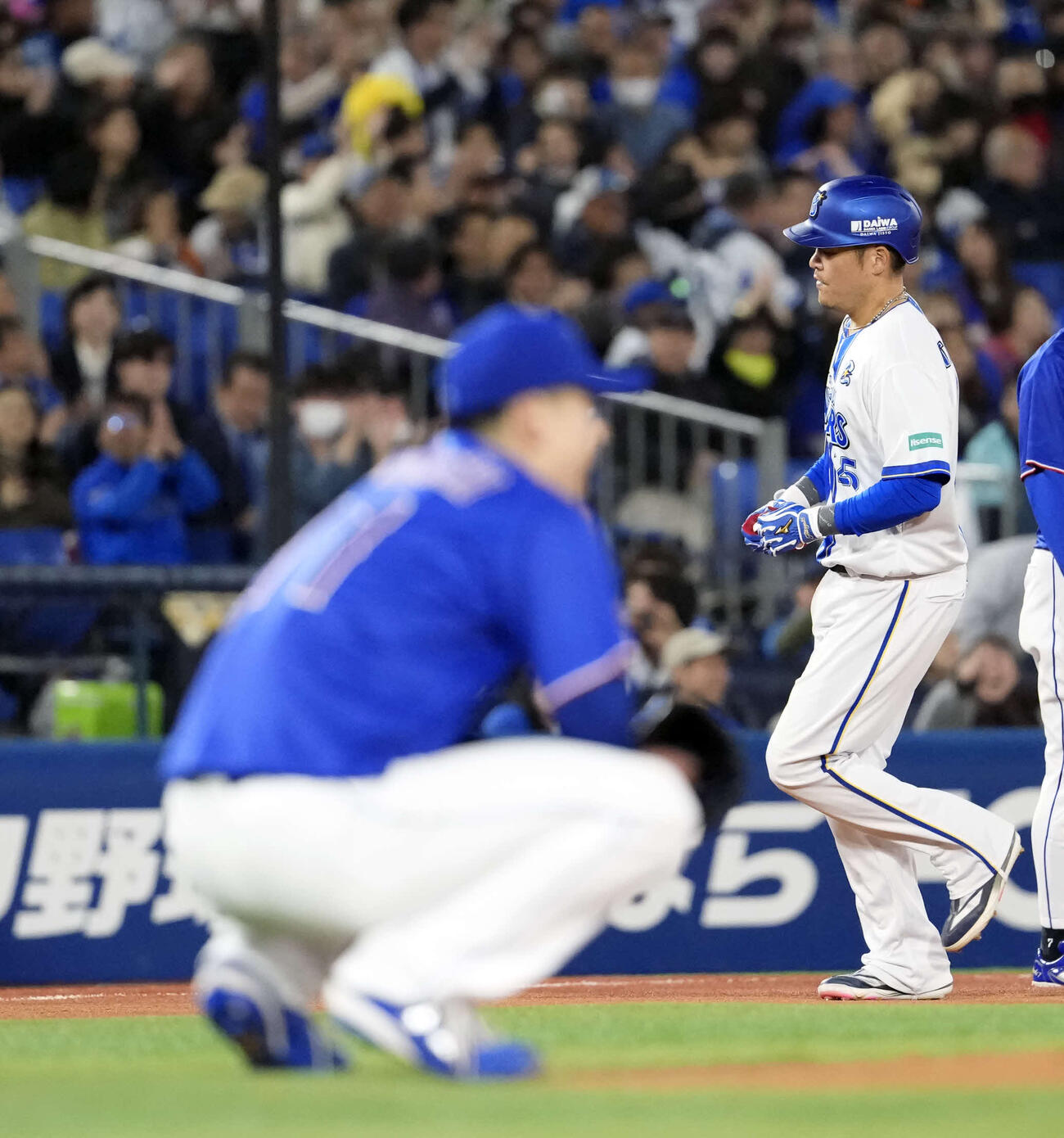 DeNA対中日　3回裏DeNA1死一塁、2点本塁打を放つ筒香（撮影・小島史椰）