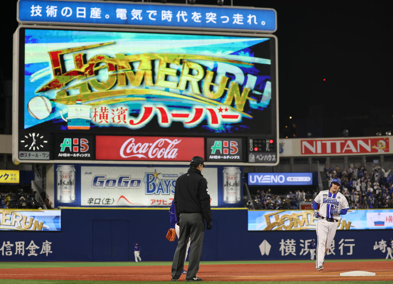 DeNA対中日　3回裏DeNA1死一塁、」2点本塁打を放ち三塁を回る筒香（撮影・野上伸悟）