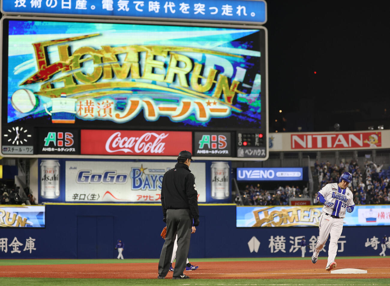 DeNA対中日　3回裏DeNA1死一塁、」2点本塁打を放ち三塁を回る筒香（撮影・野上伸悟）
