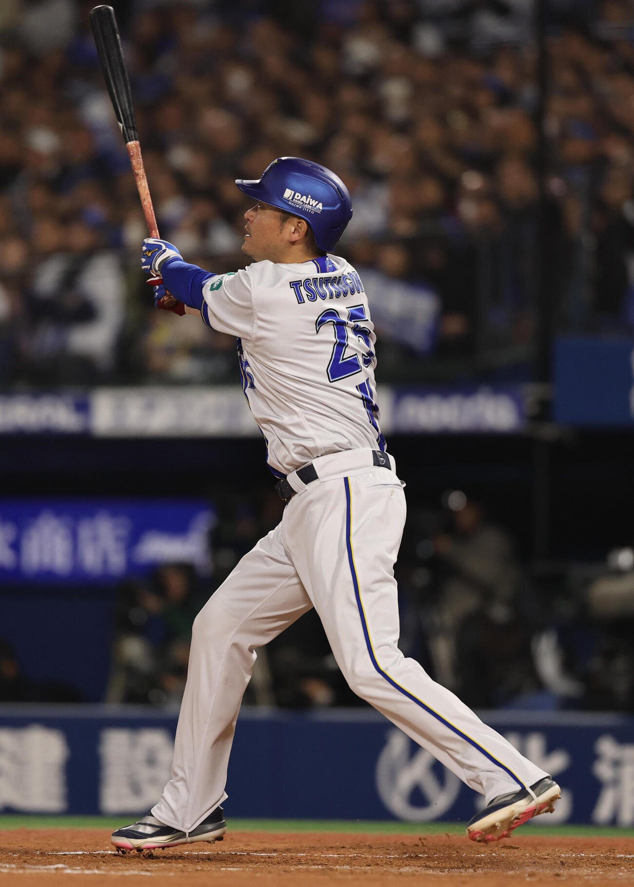 DeNA対中日　3回裏DeNA1死一塁、」2点本塁打を放つ筒香（撮影・野上伸悟）