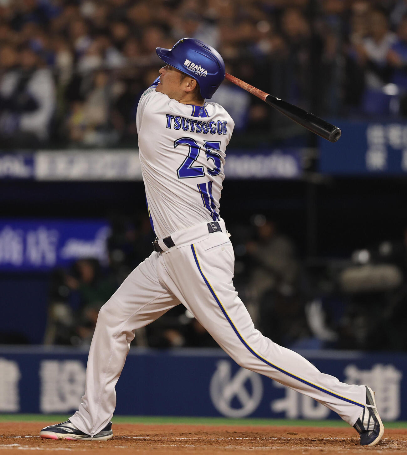 DeNA対中日　3回裏DeNA1死一塁、」2点本塁打を放つ筒香（撮影・野上伸悟）