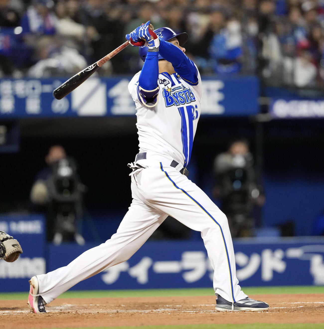 DeNA対中日　3回裏DeNA1死一塁、2点本塁打を放つ筒香（撮影・小島史椰）