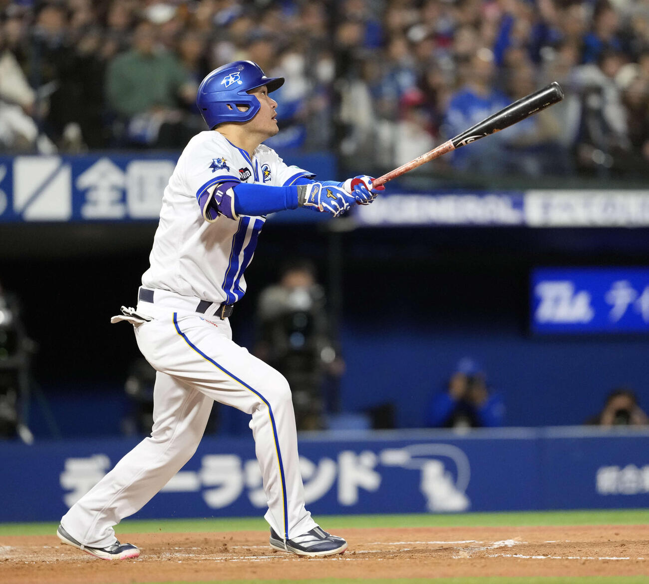 DeNA対中日　3回裏DeNA1死一塁、2点本塁打を放つ筒香（撮影・小島史椰）
