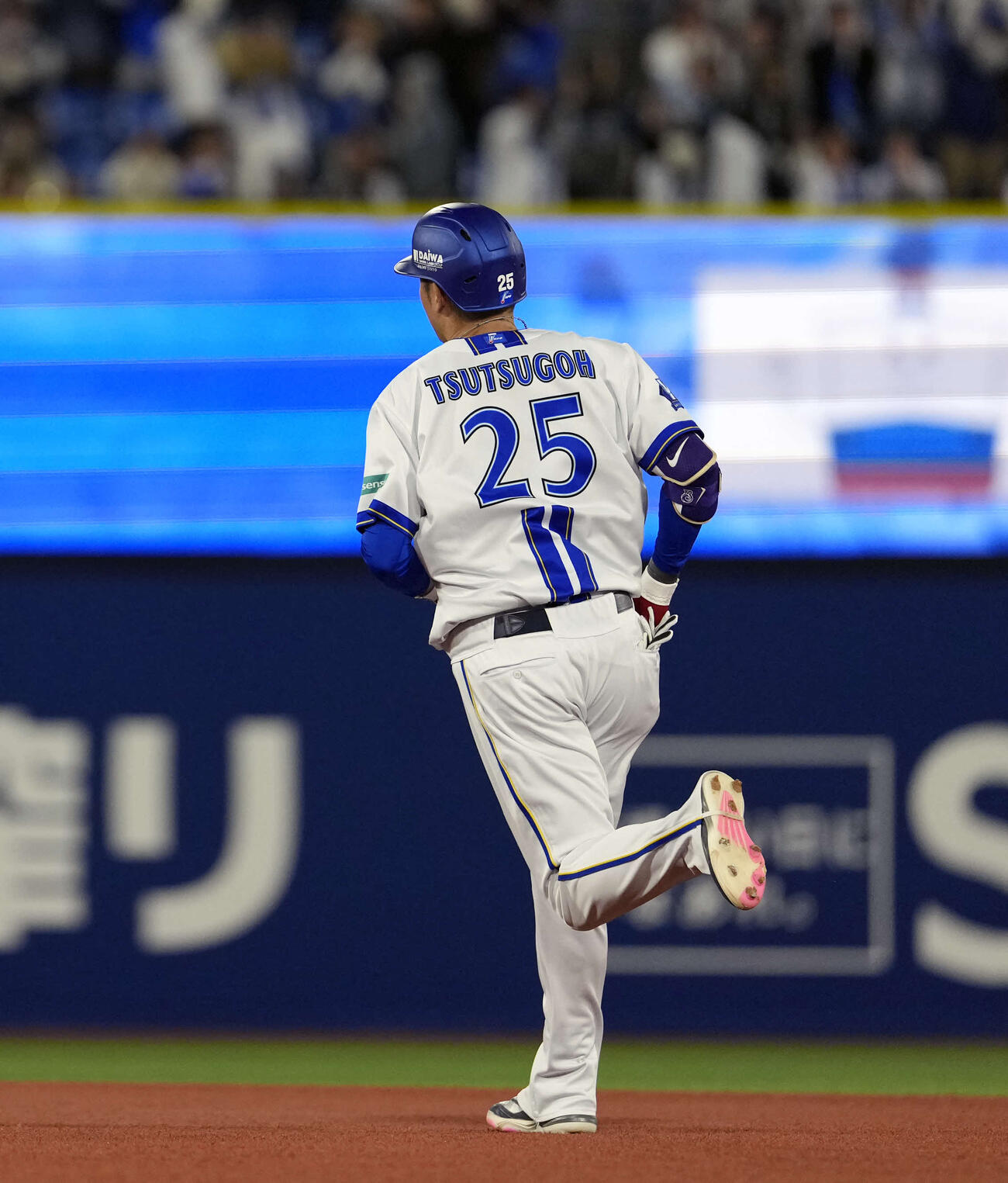 DeNA対中日　3回裏DeNA1死一塁、2点本塁打を放つ筒香（撮影・小島史椰）