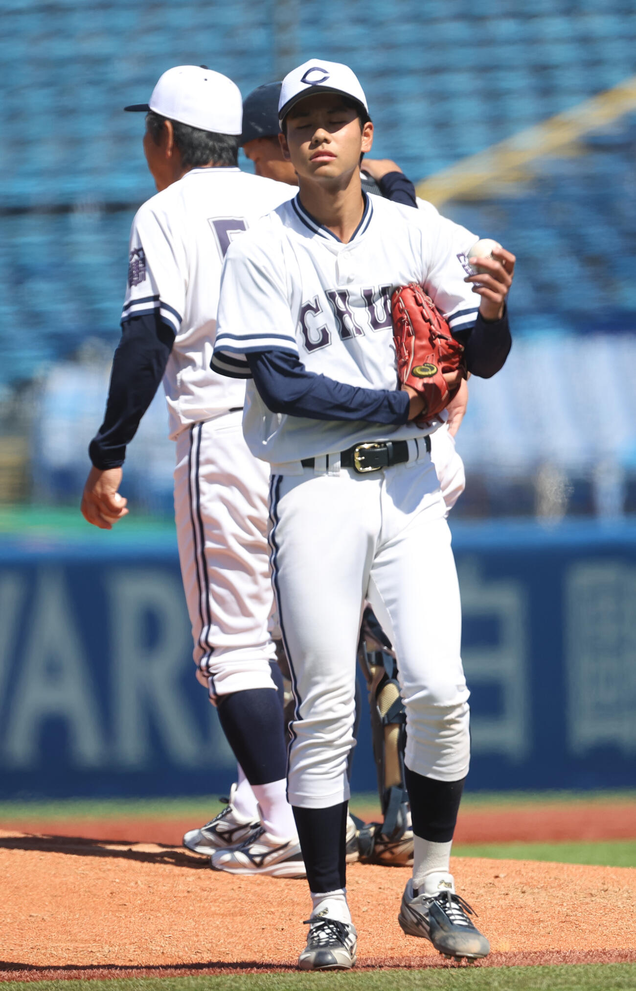 中大対国学院大　4回途中で降板する中大・西村（撮影・柴田隆二）