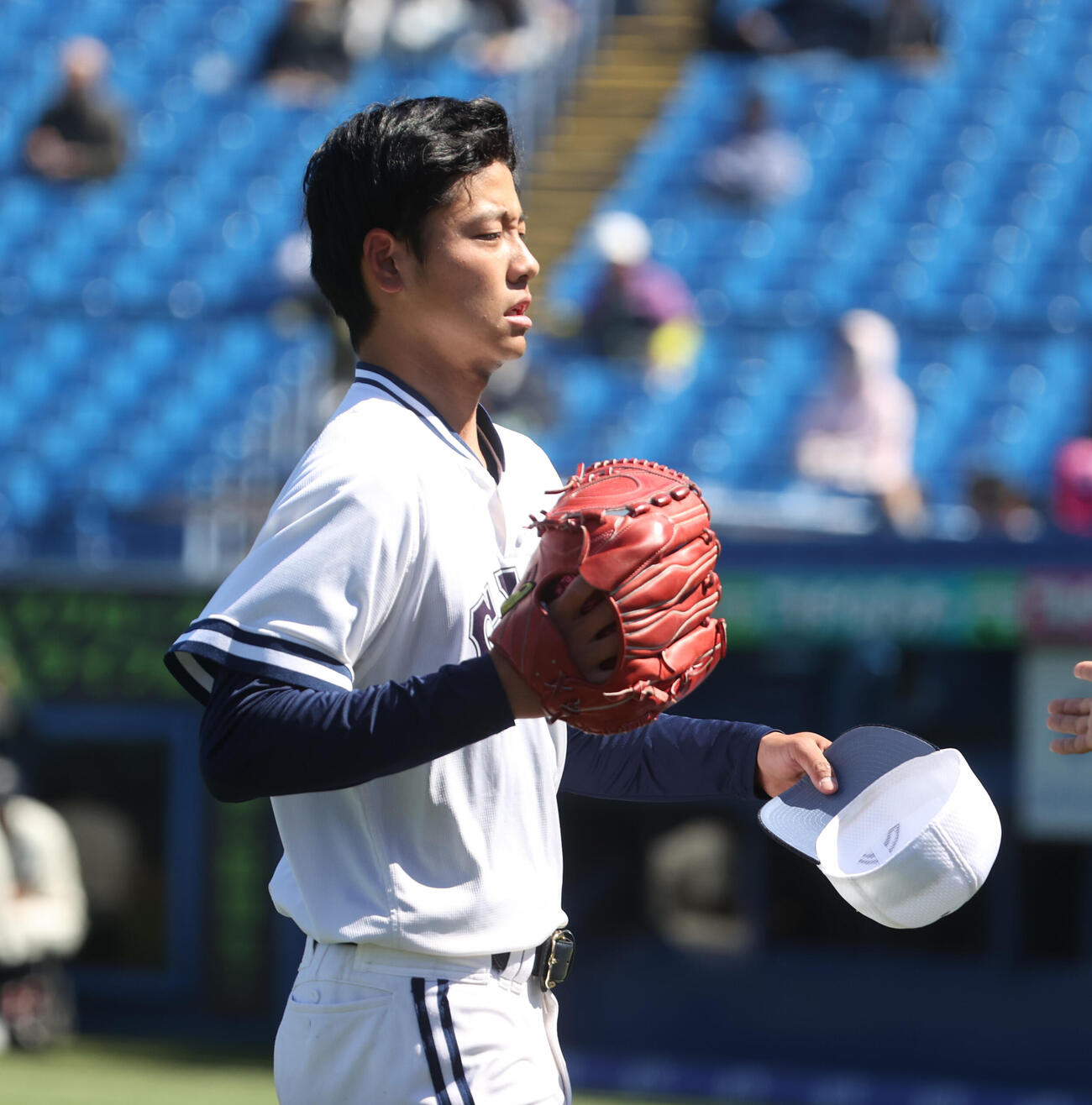 中大対国学院大　4回途中で降板する中大・西村（撮影・柴田隆二）