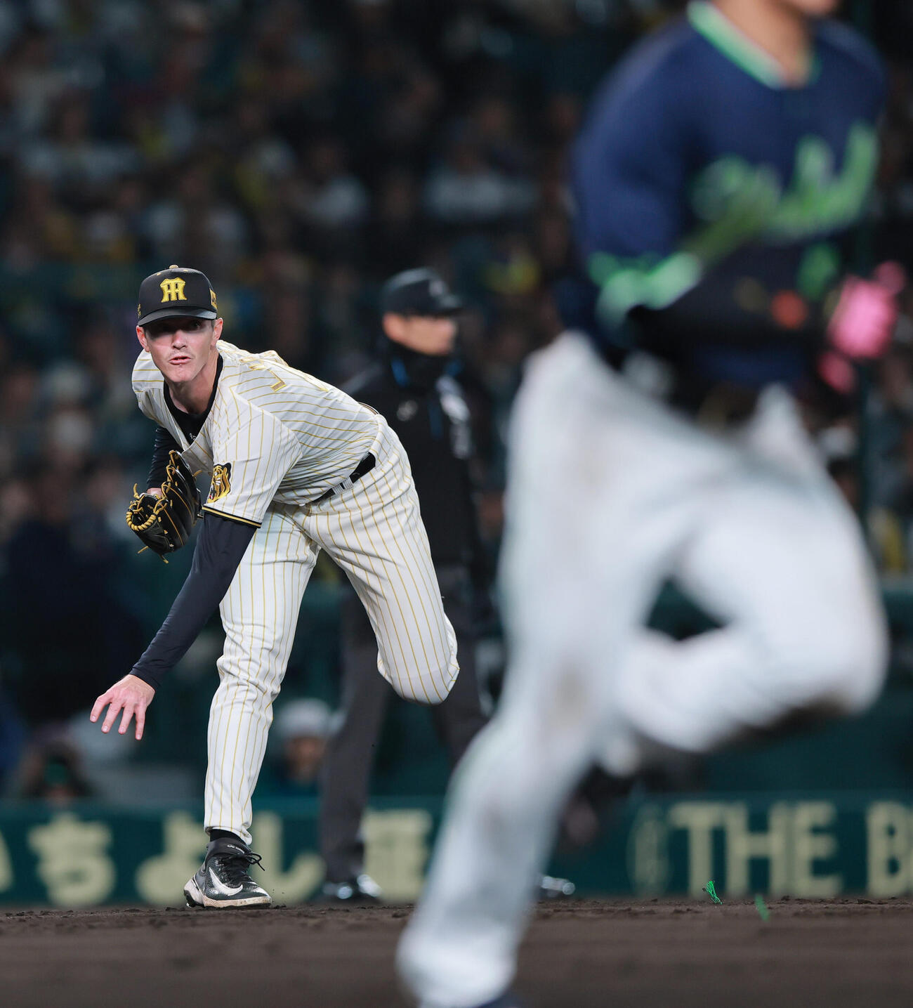 阪神対ヤクルト　5回表ヤクルト無死一、二塁、伊藤のバントを処理するルーカス（撮影・上山淳一）