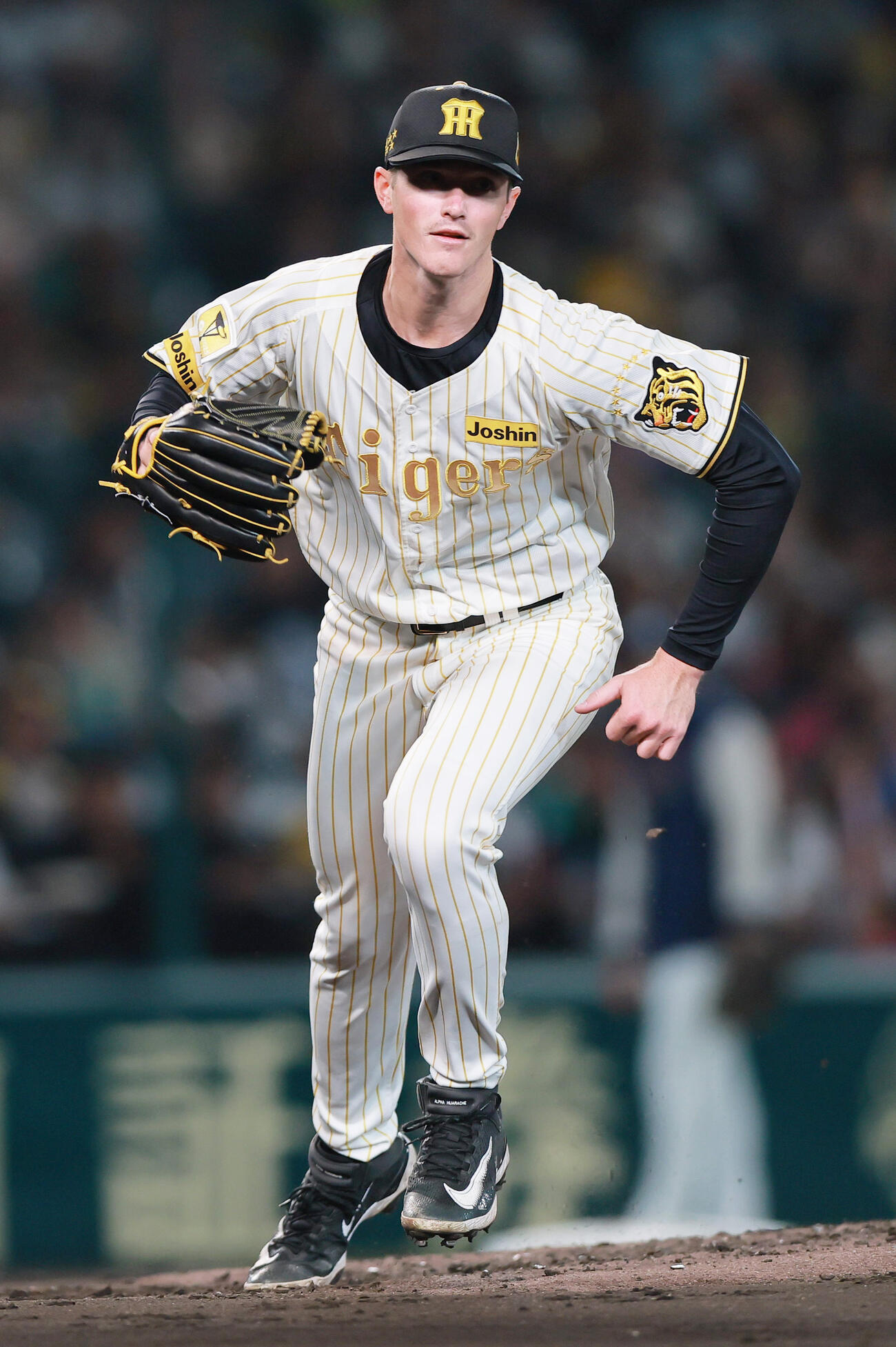 阪神対ヤクルト　4回表ヤクルト2死、岩田の一ゴロに反応するルーカス（撮影・上山淳一）