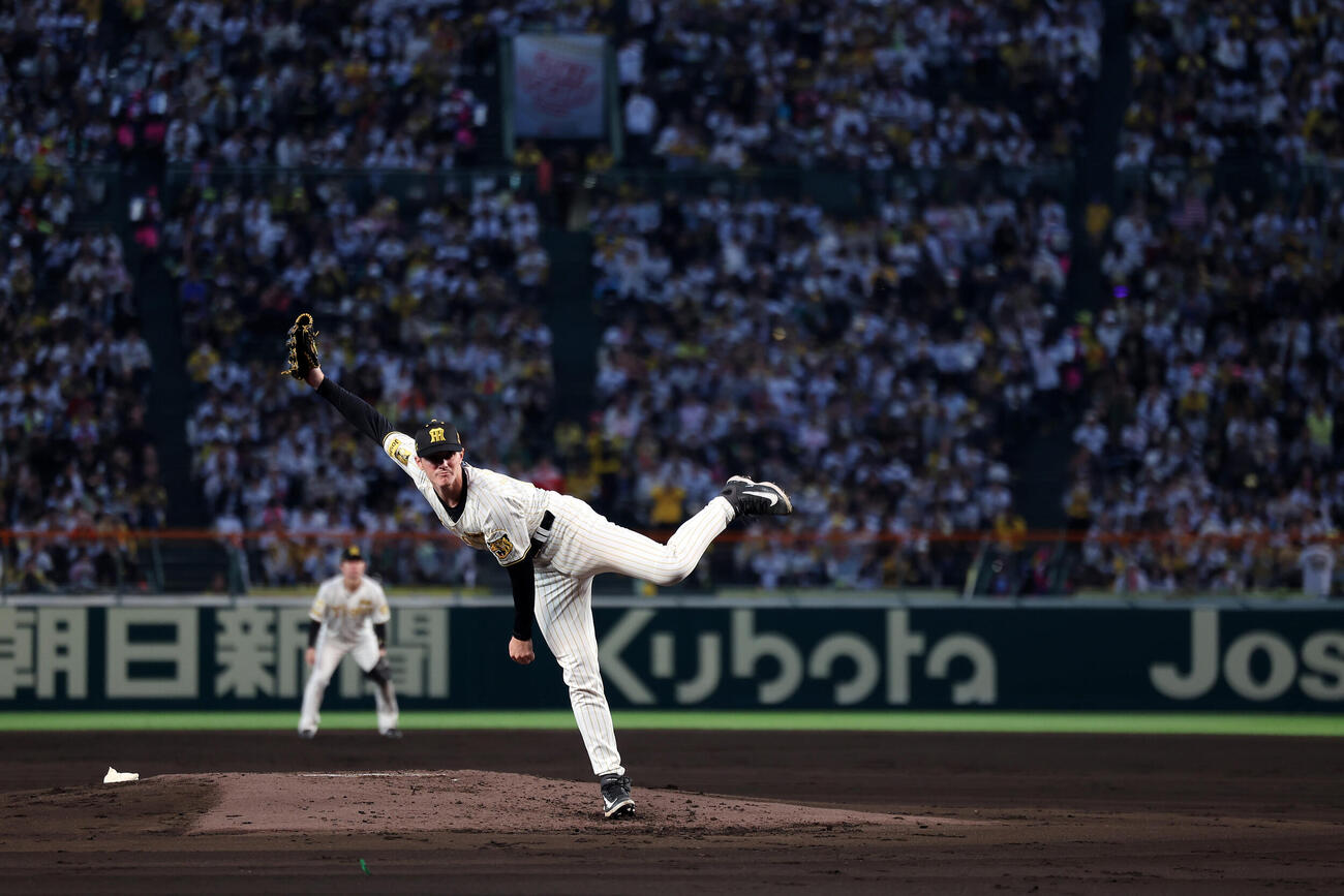 阪神対ヤクルト　力投する阪神先発のルーカス（撮影・前田充）