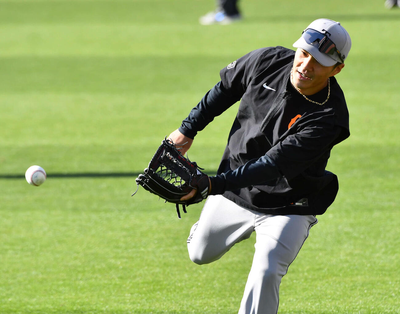 広島対巨人　試合前、ノックでグラブトスをする巨人則本（撮影・岩下翔太）