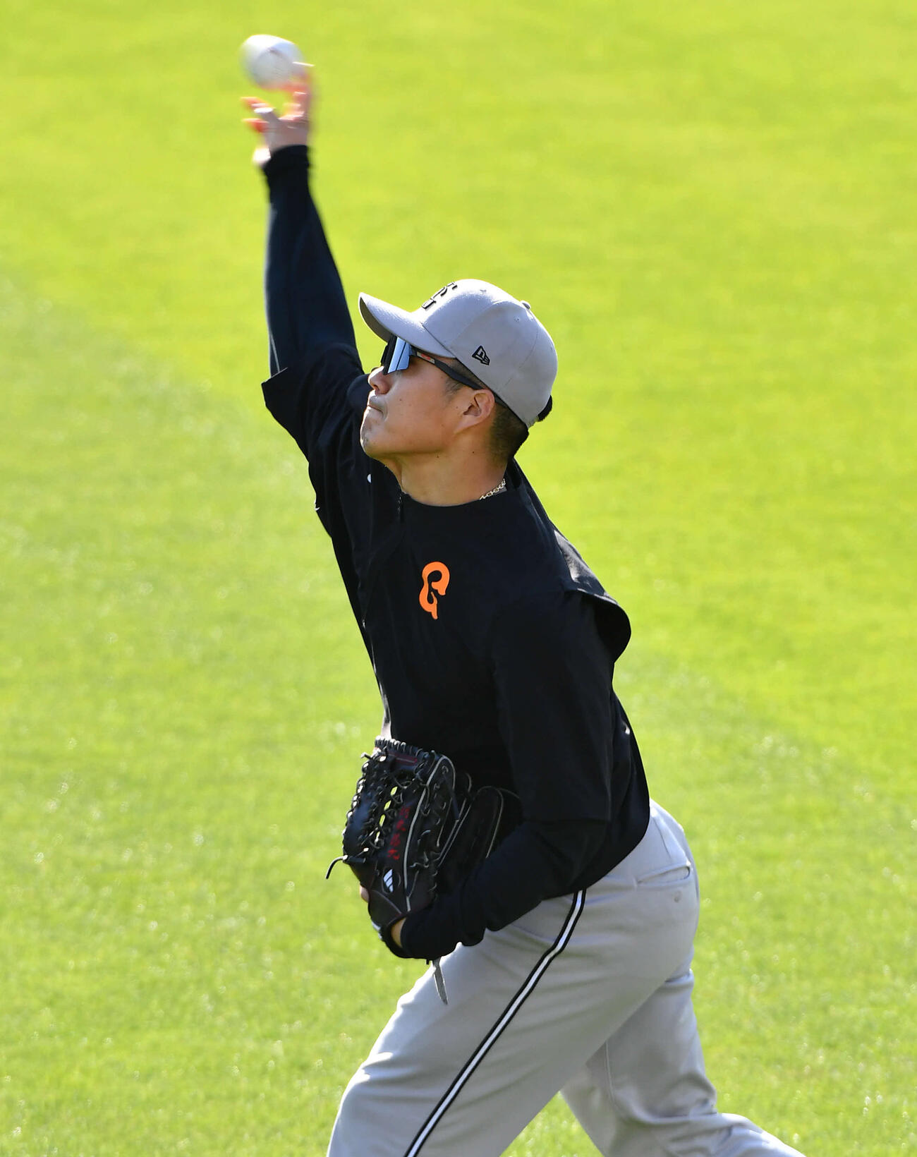 広島対巨人　試合前、キャッチボールを行う巨人則本（撮影・岩下翔太）