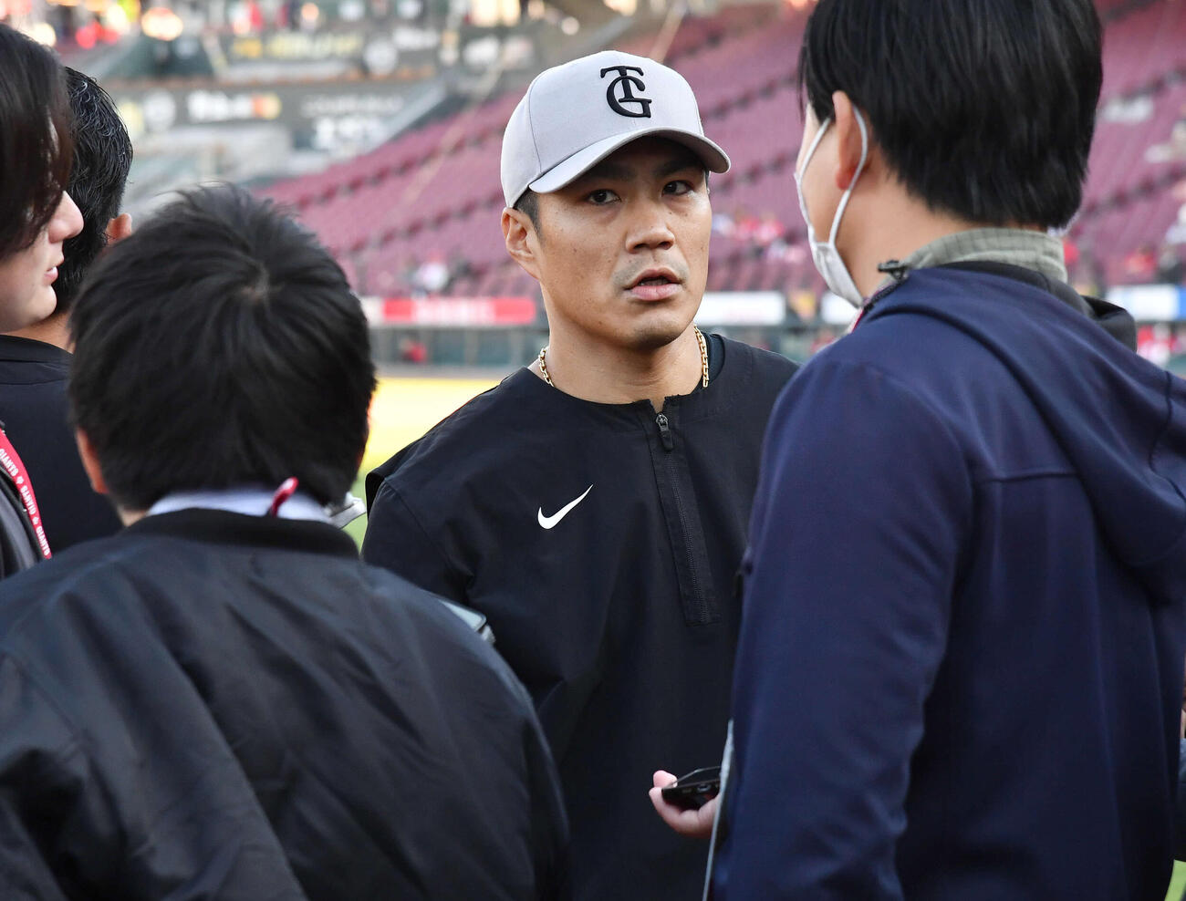 広島対巨人　試合前、囲み取材を受ける巨人則本（撮影・岩下翔太）