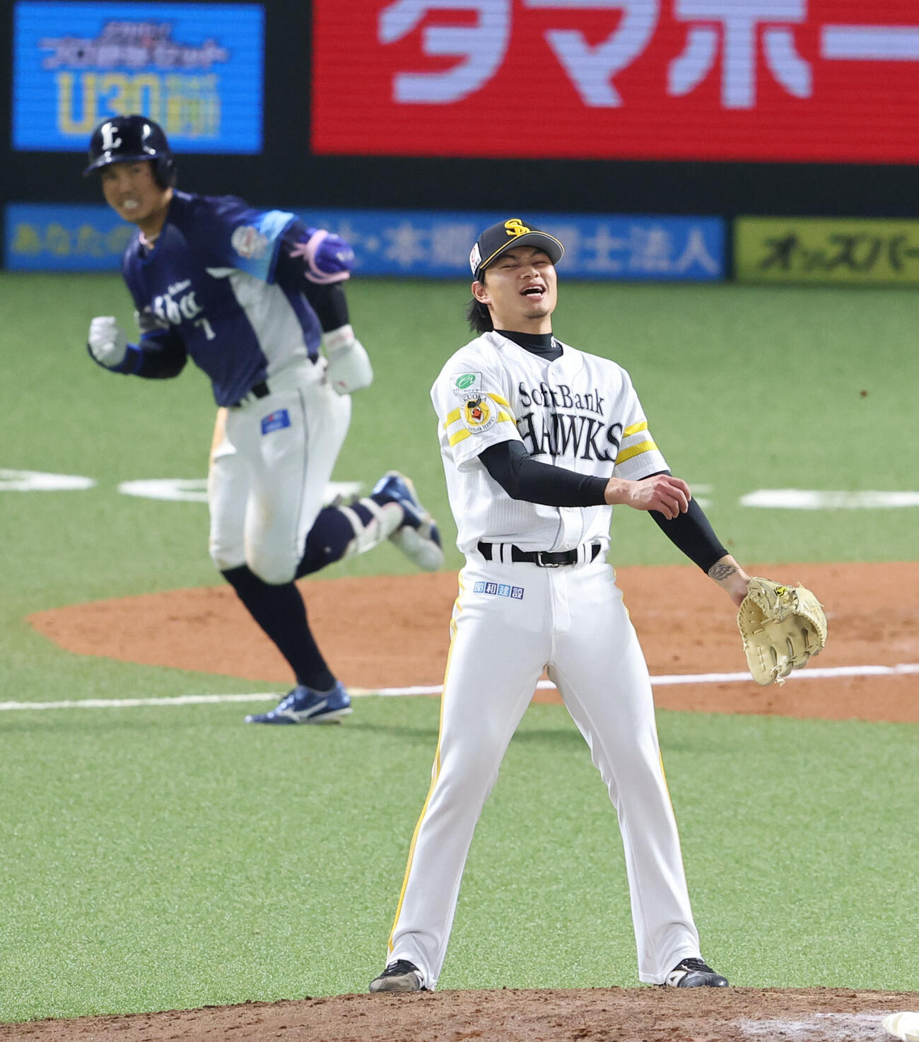 ソフトバンク対西武　7回表西武2死、桑原に中前打を浴びた徐若熙（撮影・梅根麻紀）