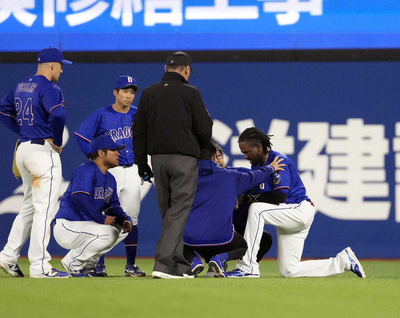 DeNA対中日　5回裏DeNA1死二、三塁、負傷し膝をつくカリステ（撮影・小島史椰）