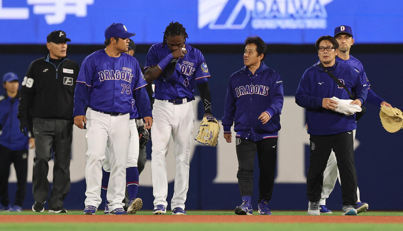DeNA対中日　5回裏DeNA1死二、三塁、守備中に嘔吐（おうと）しベンチに戻るカリステ（撮影・野上伸悟）