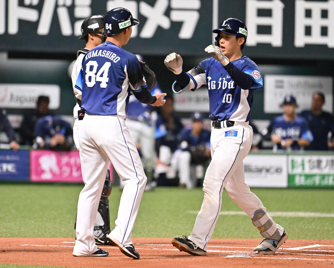 ソフトバンク対西武　1回表西武2死、小島（右）は右越えに先制本塁打を放つ（撮影・林敢治）