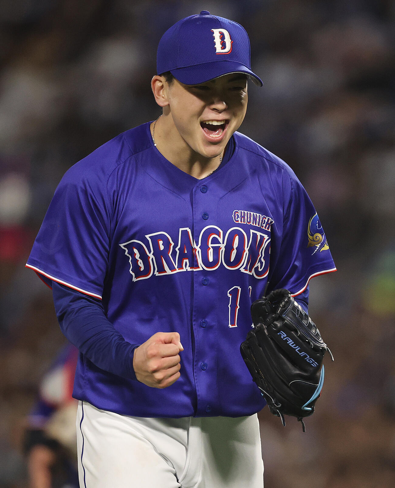 DeNA対中日　5回裏を抑えガッツポーズでほえる中日中西（撮影・野上伸悟）