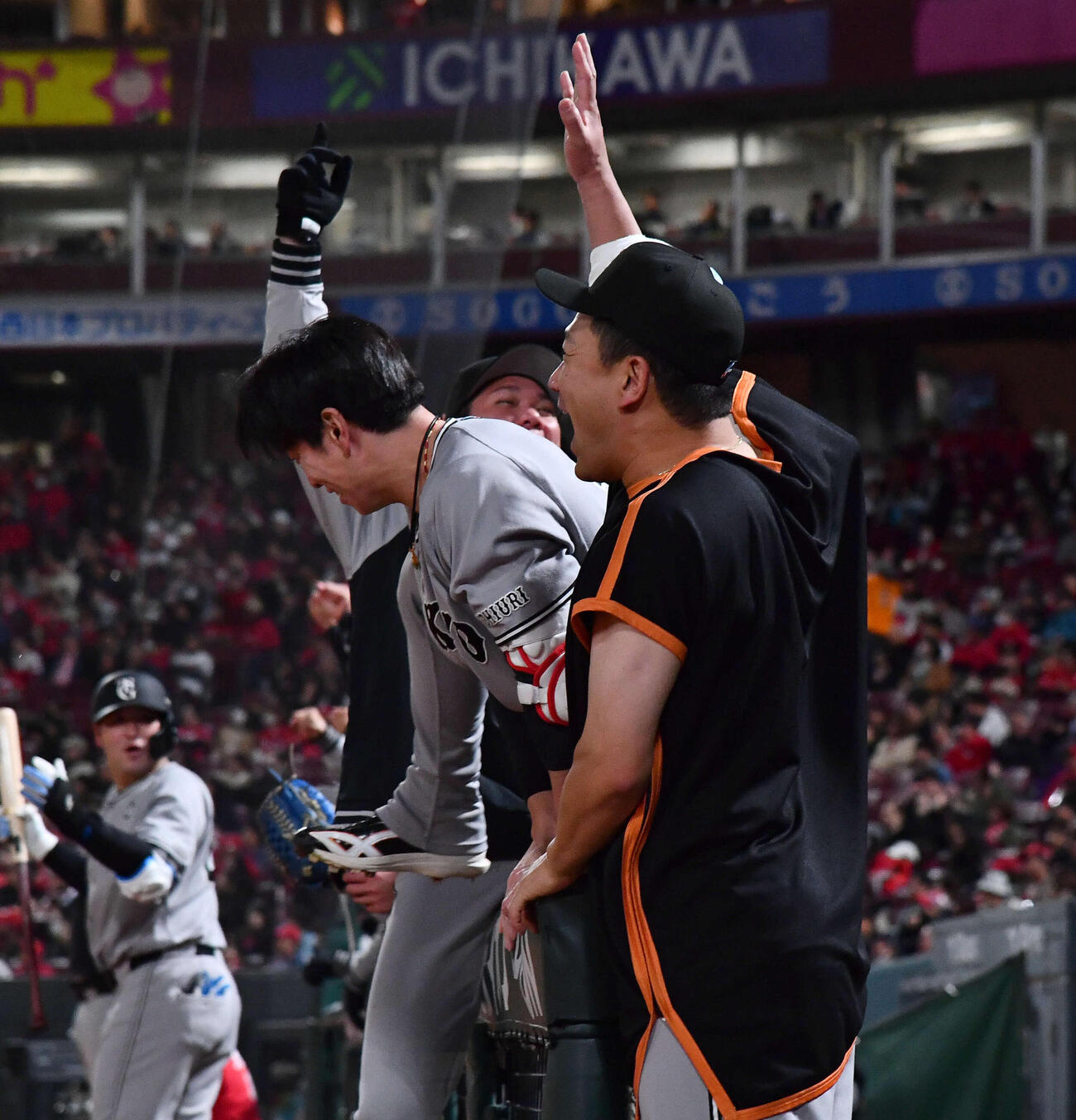 広島対巨人　9回表巨人無死二塁、泉口が逆転の右越え2点本塁打を放ちベンチで歓喜する、右から田中将、松本、坂本（撮影・岩下翔太）