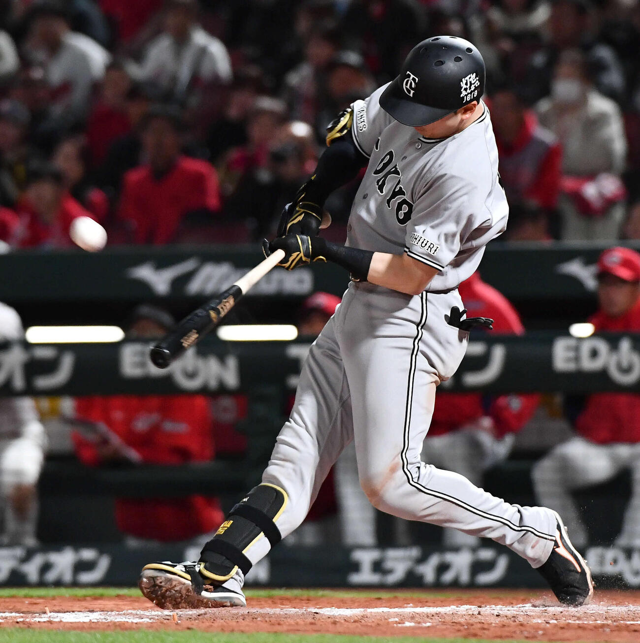広島対巨人　9回表巨人無死二塁、泉口は逆転の右越え2点本塁打を放つ（撮影・岩下翔太）