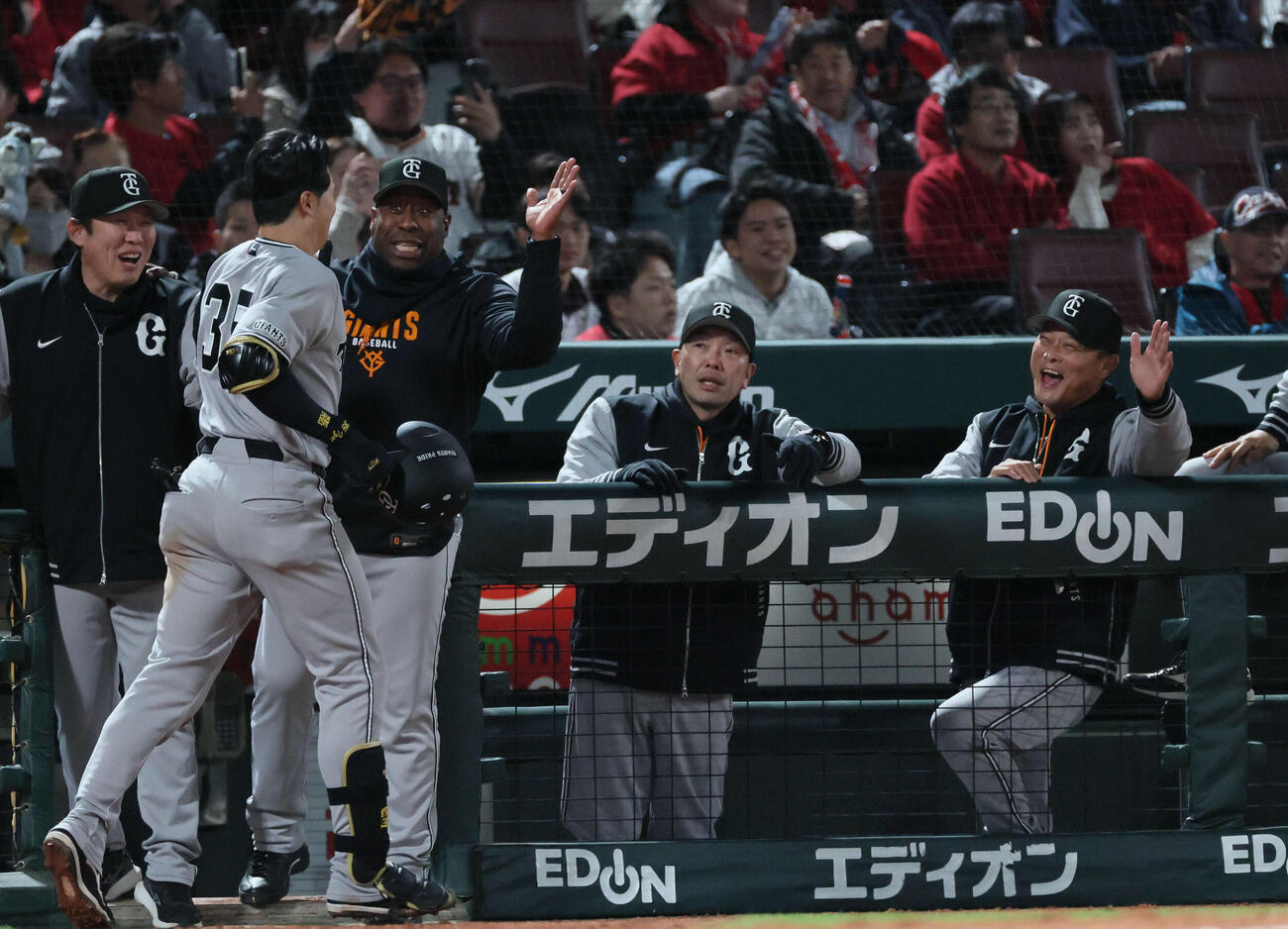 広島対巨人　9回表巨人無死二塁、逆転の右越え2点本塁打を放った泉口を迎える阿部監督（中央）（撮影・加藤孝規）