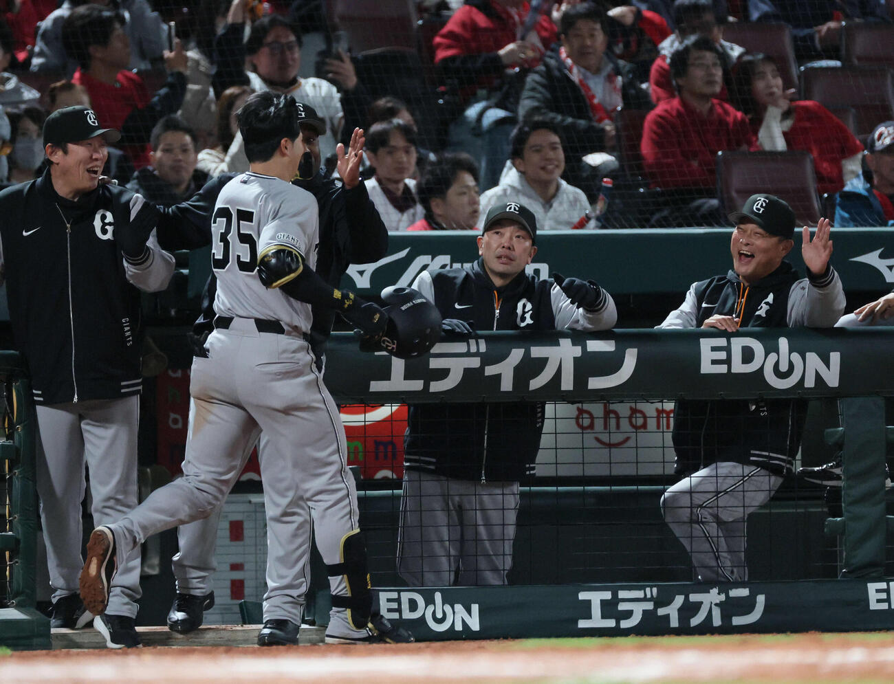広島対巨人　9回表巨人無死二塁、逆転の右越え2点本塁打を放った泉口を迎える阿部監督（中央）（撮影・加藤孝規）