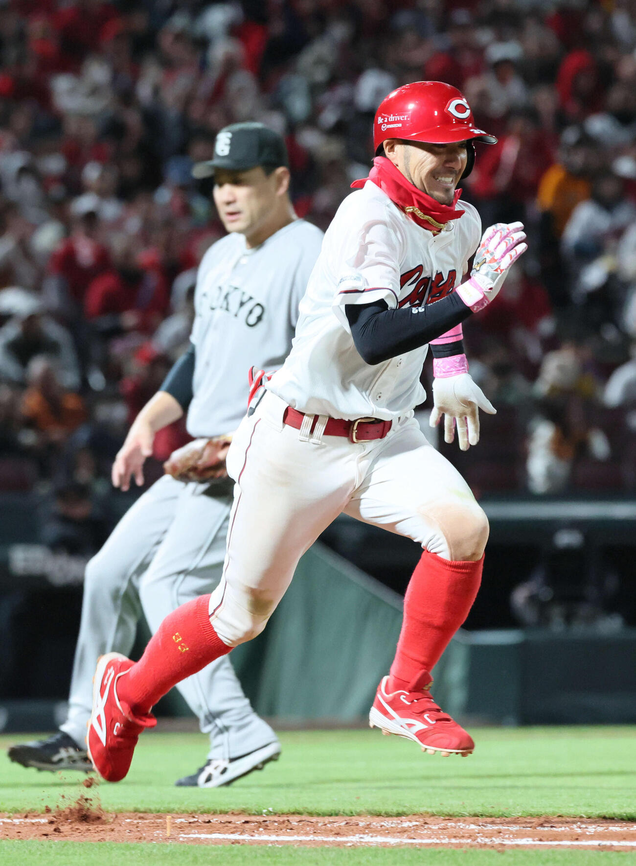 広島対巨人　7回裏広島無死二塁、送りバントを決める菊池。後ろは田中将（撮影・加藤孝規）