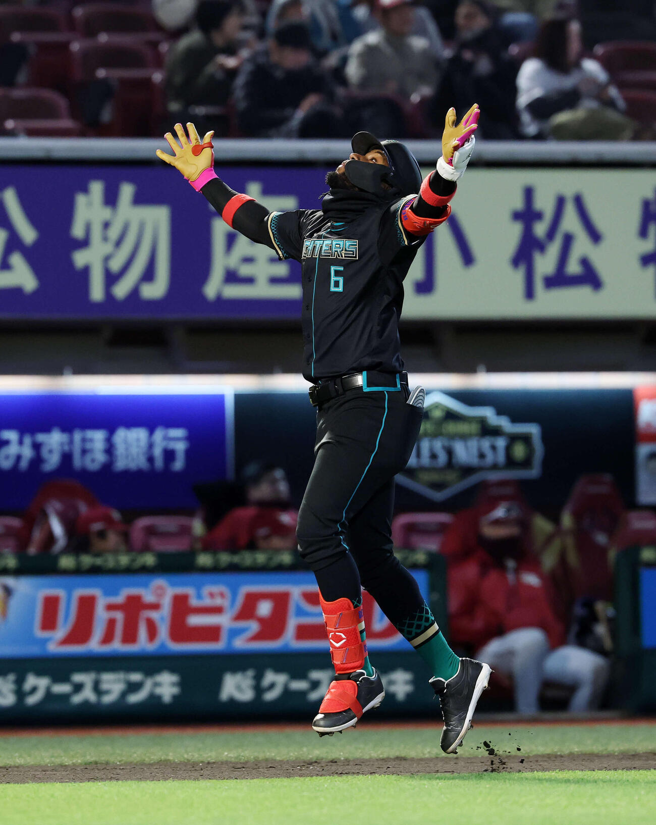 楽天対日本ハム　4回表日本ハム無死、カストロは本塁打を放ち歓喜の生還（撮影・鈴木正人）　