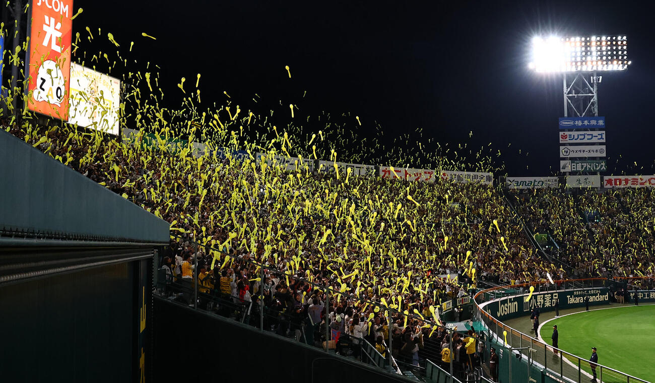 阪神対ヤクルト　7回、ジェット風船を上げて応援する阪神ファン（撮影・上田博志）