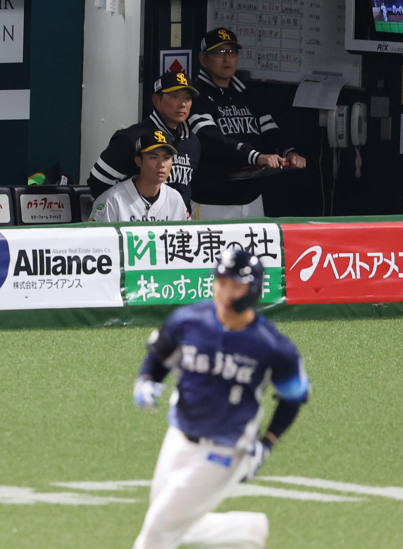 ソフトバンク対西武　ベンチから戦況を見守る小久保監督（撮影・梅根麻紀）