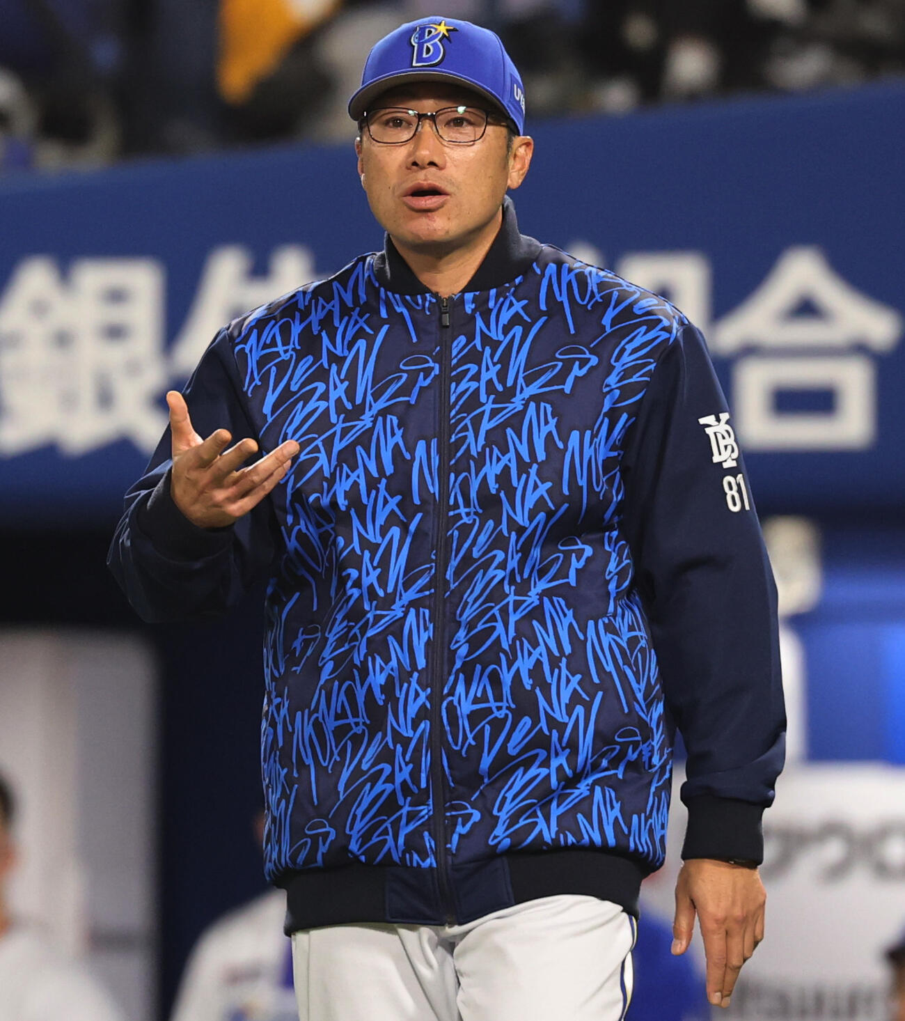 DeNA対中日　2回裏DeNA無死一塁、ヒュンメルの右翼ポール際への飛球がファウルと判定され、球審に確認する相川監督（撮影・野上伸悟）
