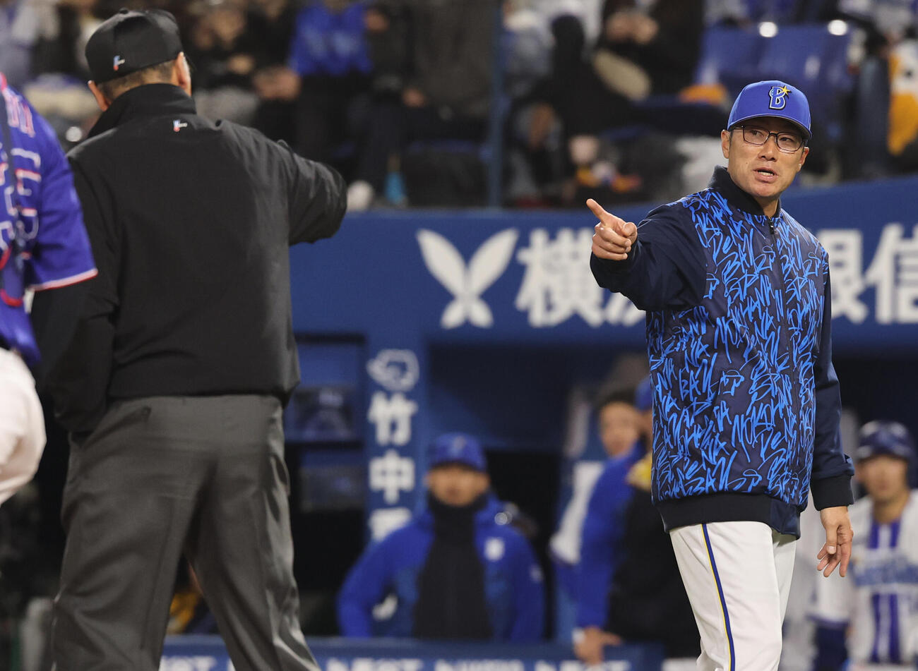 DeNA対中日　2回裏DeNA無死一塁、ヒュンメルの右翼ポール際への飛球がファウルと判定され、球審に確認する相川監督（撮影・野上伸悟）