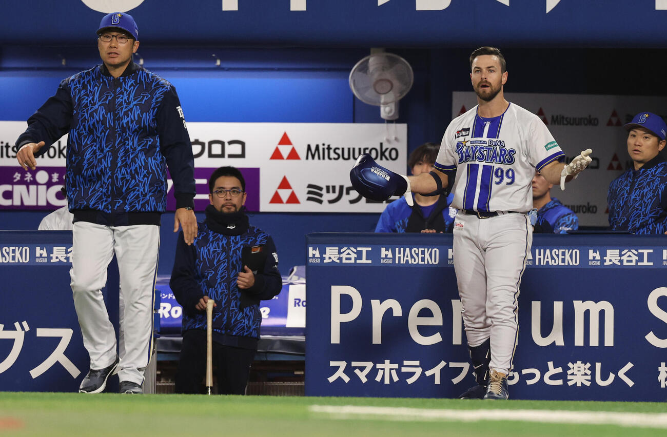 DeNA対中日　2回裏DeNA無死一塁、右翼ポール際への飛球がファウルと判定され怒るヒュンメル。左は相川亮二監督（撮影・野上伸悟）