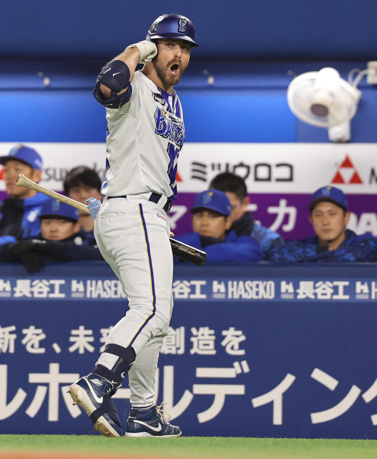 DeNA対中日　2回裏DeNA無死一塁、右翼ポール際への飛球がファウルと判定されたヒュンメルは、打ち直しで三振し球審に怒りをあらわにする（撮影・野上伸悟）