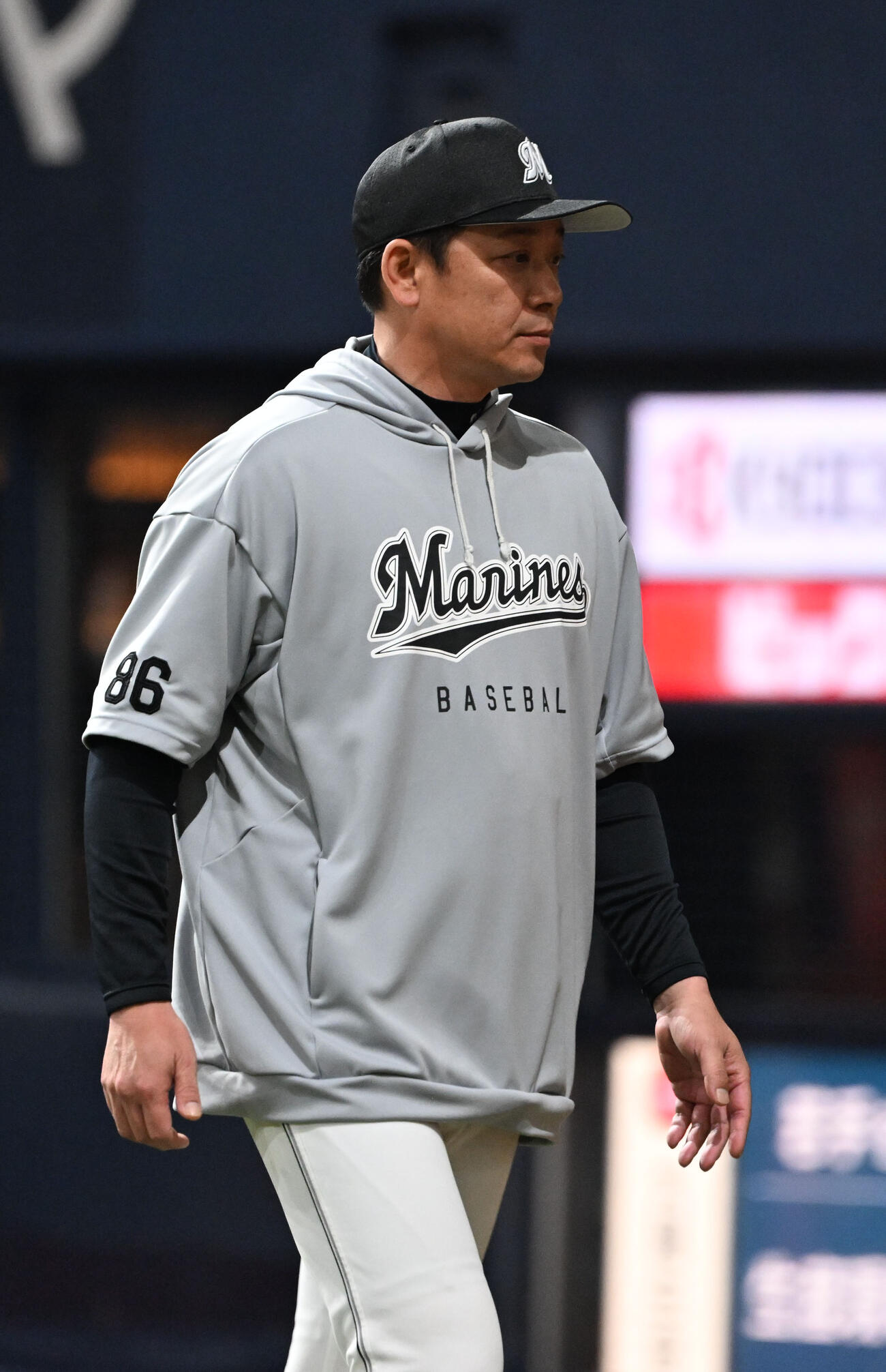 オリックス対ロッテ　7回の攻撃を終え、選手の交代を告げるロッテサブロー監督（撮影・和賀正仁）