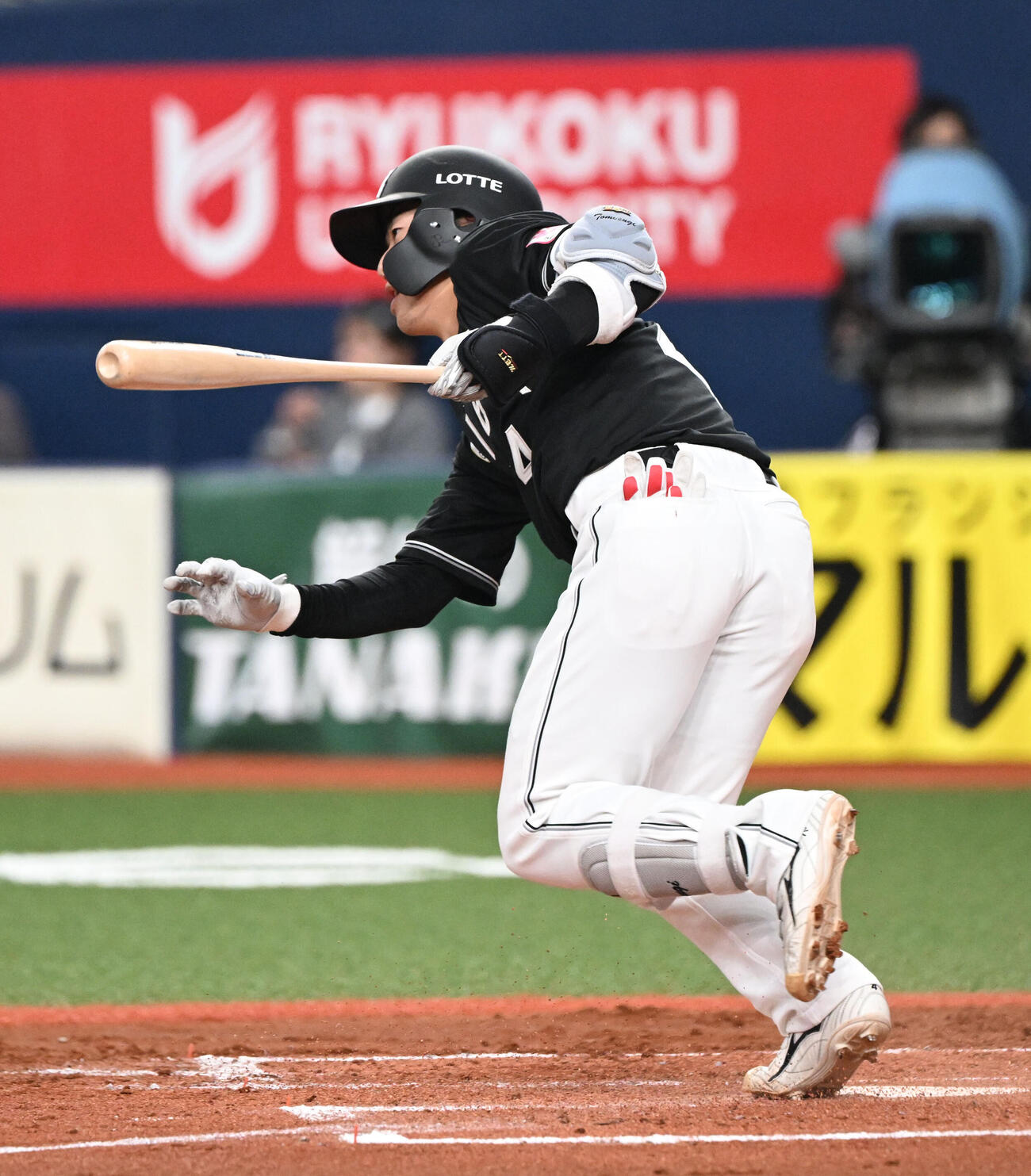 オリックス対ロッテ　3回表ロッテ無死、中前打を放つ友杉（撮影・和賀正仁）