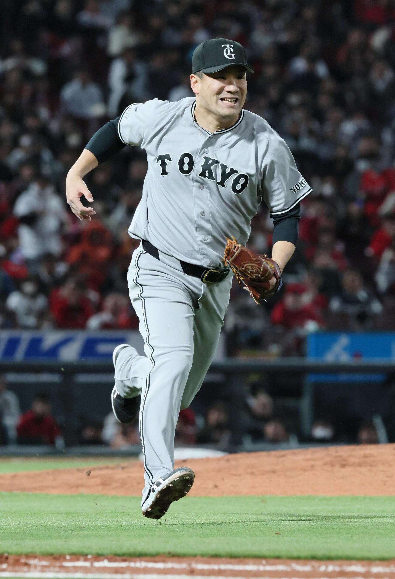 広島対巨人　4回裏広島1死一塁、小園の一ゴロで一塁ベースカバーに入る田中将（撮影・加藤孝規）