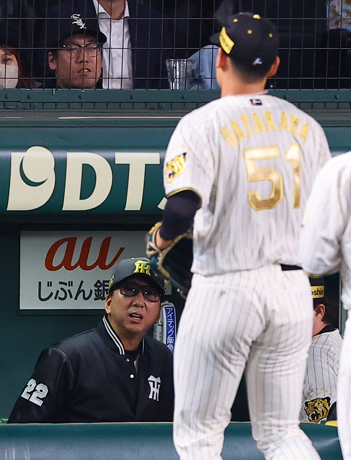 阪神対ヤクルト　6回、逆転を許した早川はベンチに引き揚げる。左は藤川監督（撮影・上田博志）