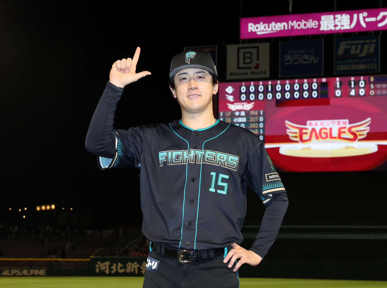 楽天対日本ハム　勝利し「ドミれ！」ポーズを決める日本ハム北山（撮影・鈴木正人）　