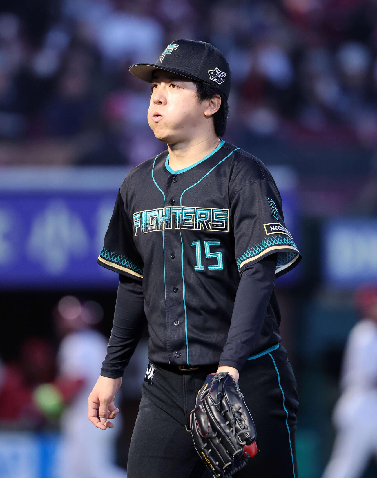 楽天対日本ハム　1回裏、楽天の攻撃を抑えベンチに引き揚げる日本ハム北山（撮影・鈴木正人）　