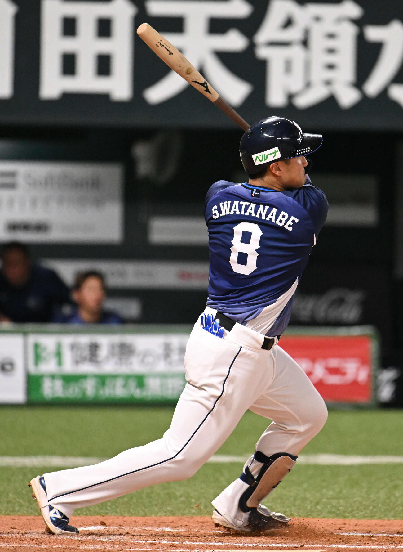 ソフトバンク対西武　8回表西武2死、渡部は左越えに本塁打を放つ（撮影・林敢治）